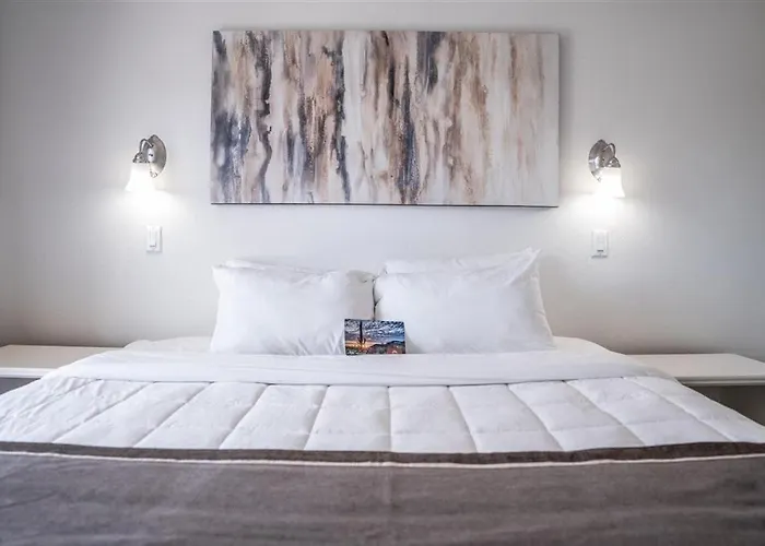 114 Fully Furnished 1br Suite-prime Location